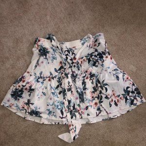 Flowery mini skirt with ruffle